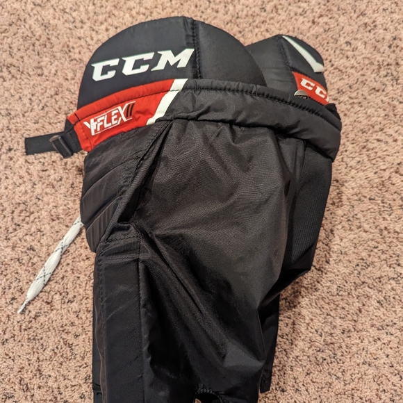 CCM YTFlex II Goalie pants Youth Small/Medium - Picture 3 of 7